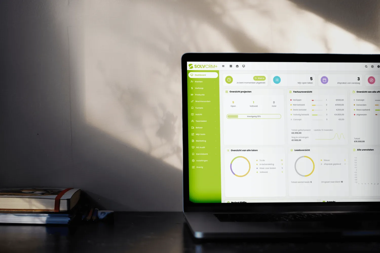 SolvCRM+ werkruimte met CRM en projectgegevens